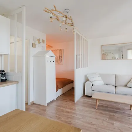 Bord De Mer, Jardin Prive, 100 M De La